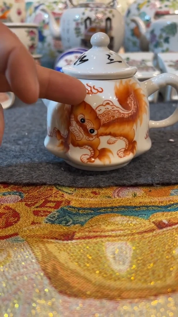 摆件瓷摆件瓷摆件狮子手把瓜棱壶