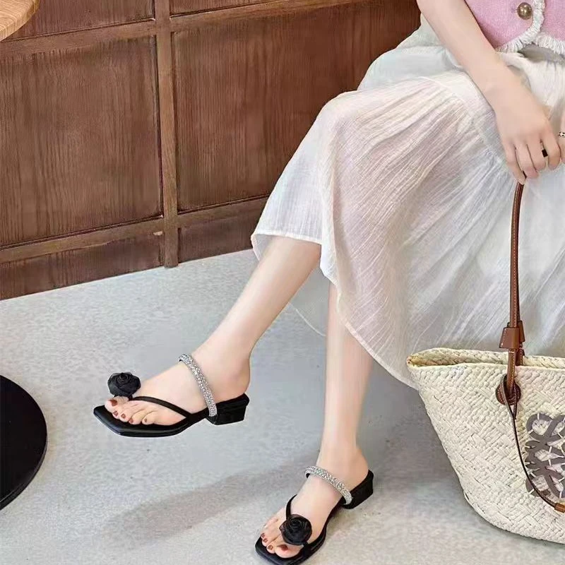 652-2   新款时尚气质百搭粗跟玫瑰花夹趾拖鞋