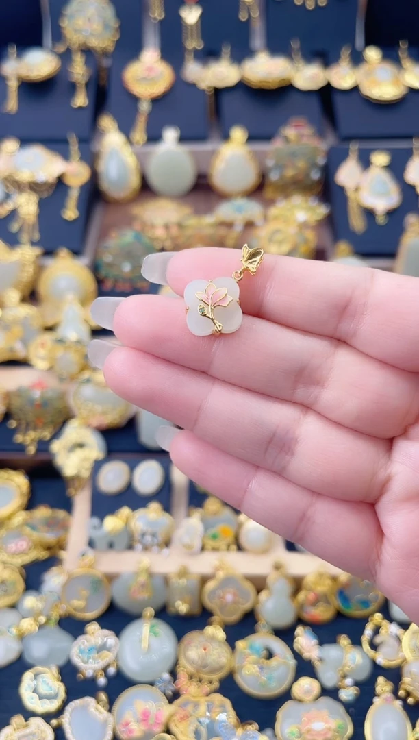 颈饰银S925镀金镶嵌和田玉蝶恋花荷花四叶草吊坠