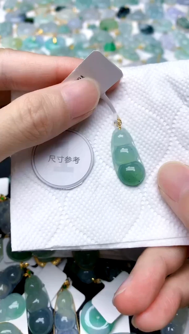颈饰18K金镶嵌翡翠天然A货翡翠