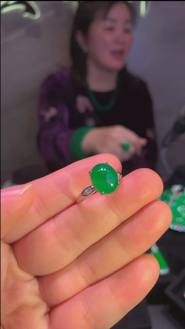 18K金镶嵌戒指翡翠戒指