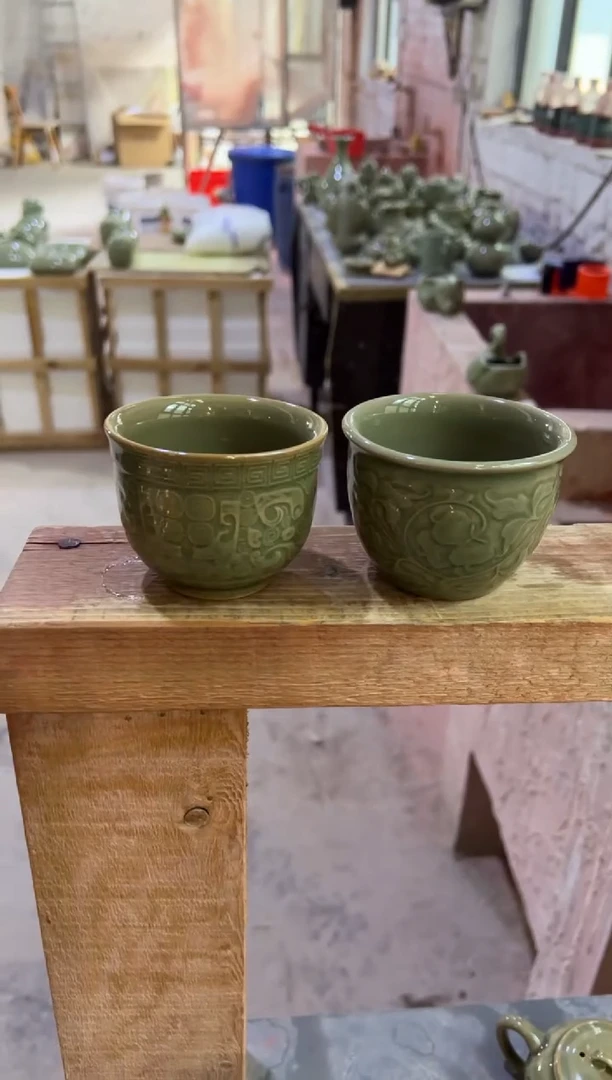 微瑕耀州窑青瓷饕餮纹缸杯+牡丹纹缸杯