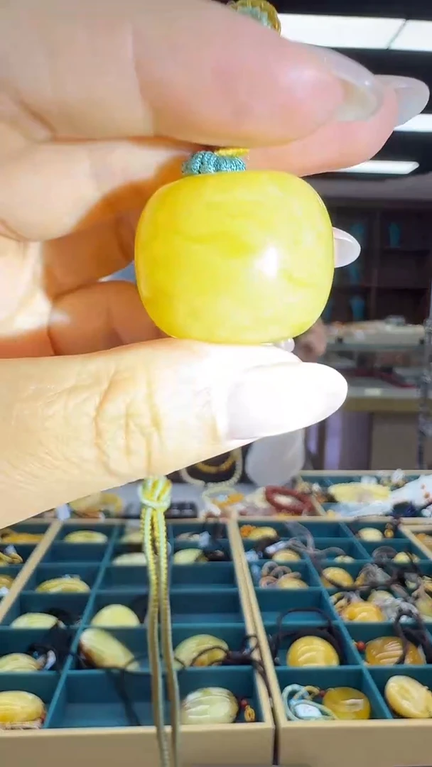 琥珀颈饰未镶嵌155秒拍号 假一罚三