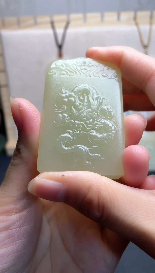 布自****间新疆天然昆仑牌龙