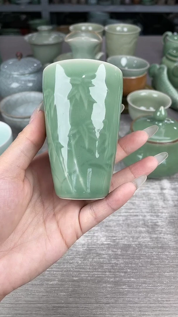 哎呦。这家青瓷不错 哦微暇