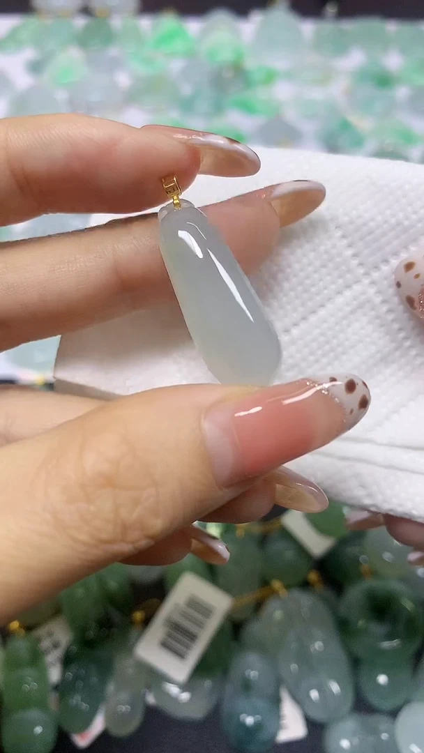 颈饰18K金镶嵌翡翠天然翡翠A货