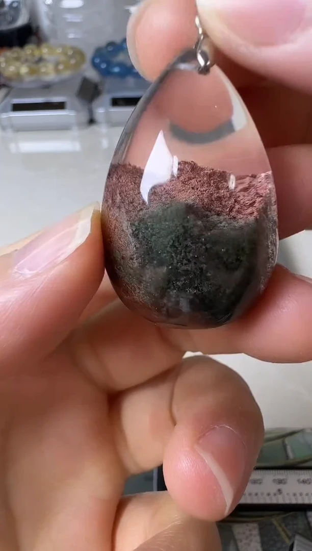 颈饰未镶嵌水晶矿坑