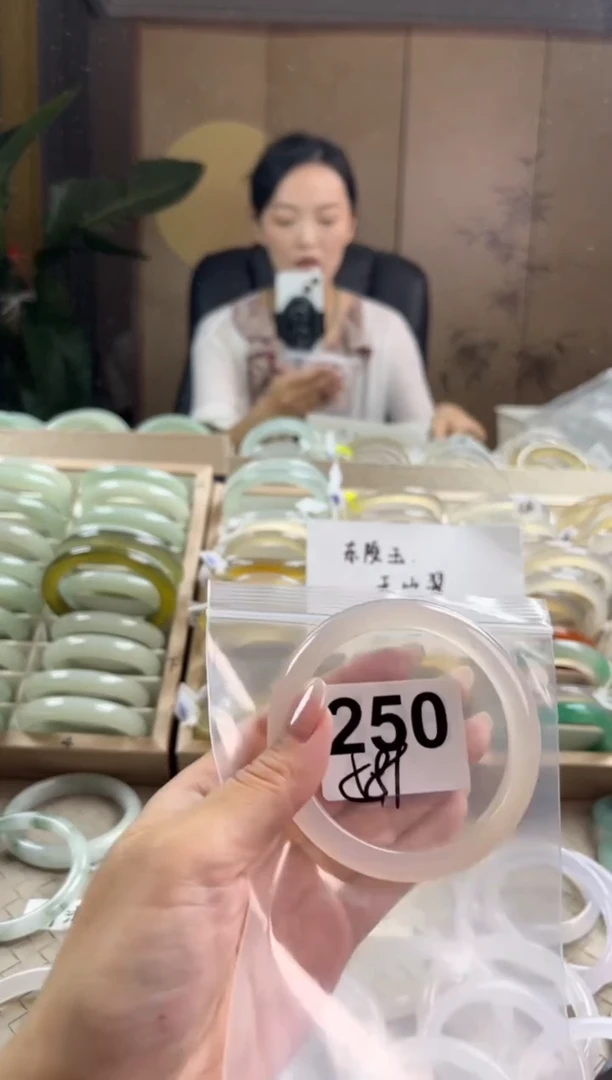 手镯玛瑙/玉髓未镶嵌250微瑕