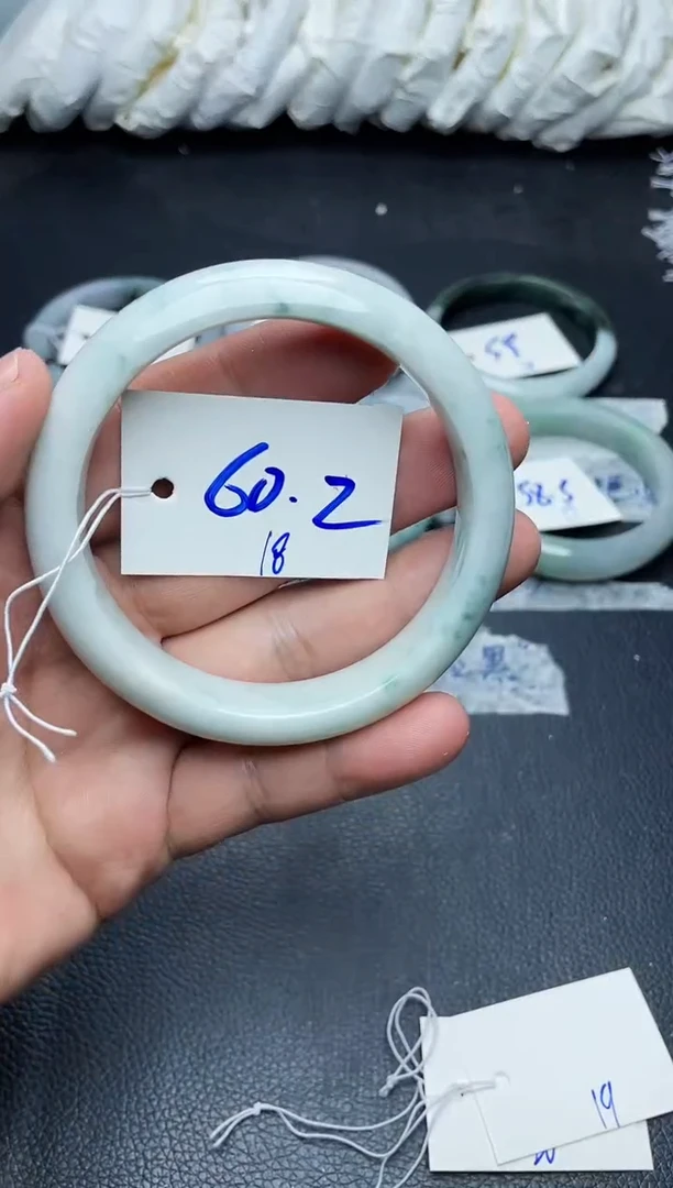 未镶嵌手镯翡翠18