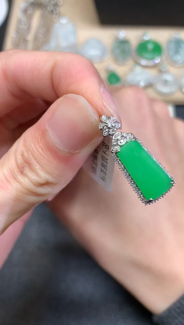 【闪购商品】翡翠颈饰18K金镶嵌无事牌【无服务费】