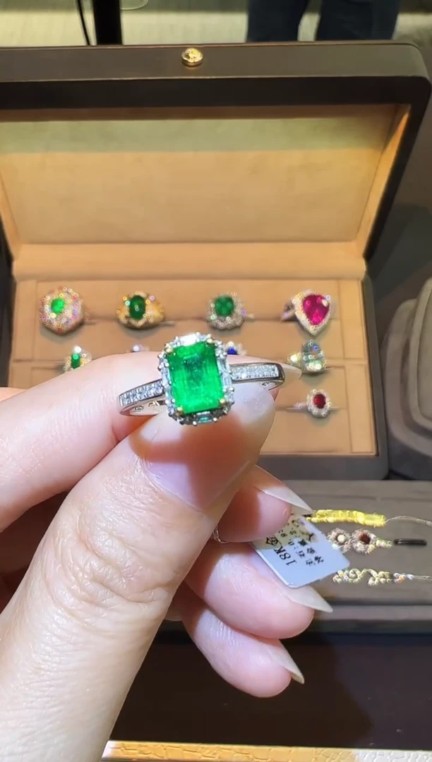 18K金镶嵌戒指祖母绿0.93ct