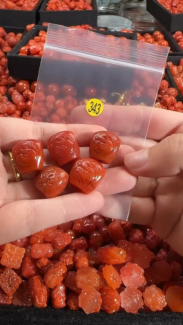 颈饰未镶嵌南红玛瑙流**。3