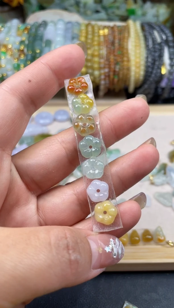 【闪购商品】翡翠颈饰未镶嵌天然翡翠小花7朵62