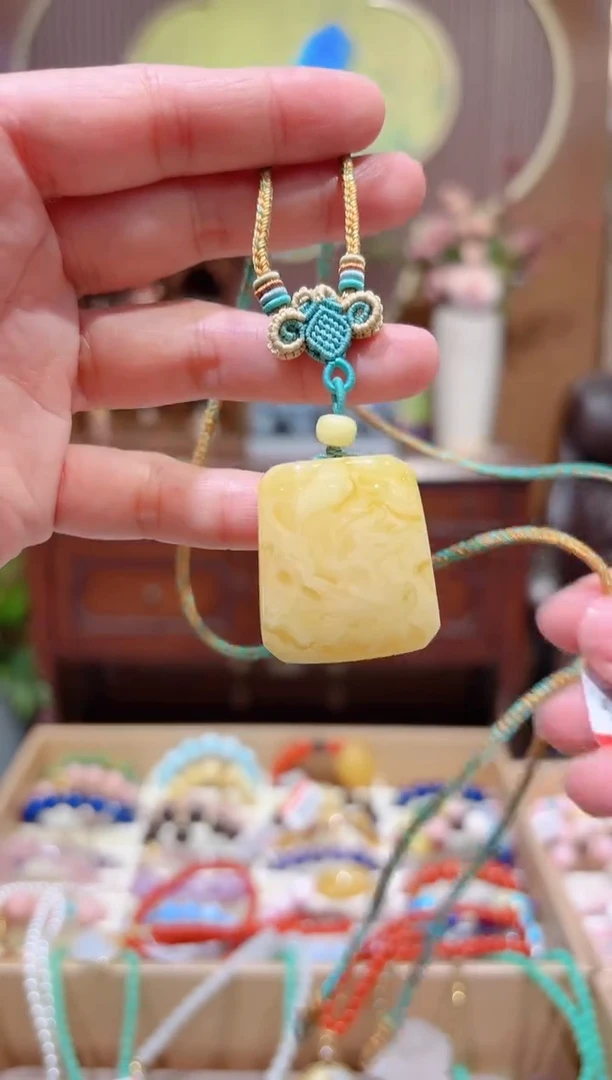 【闪购商品】蜜蜡颈饰未镶嵌千里江山无事牌