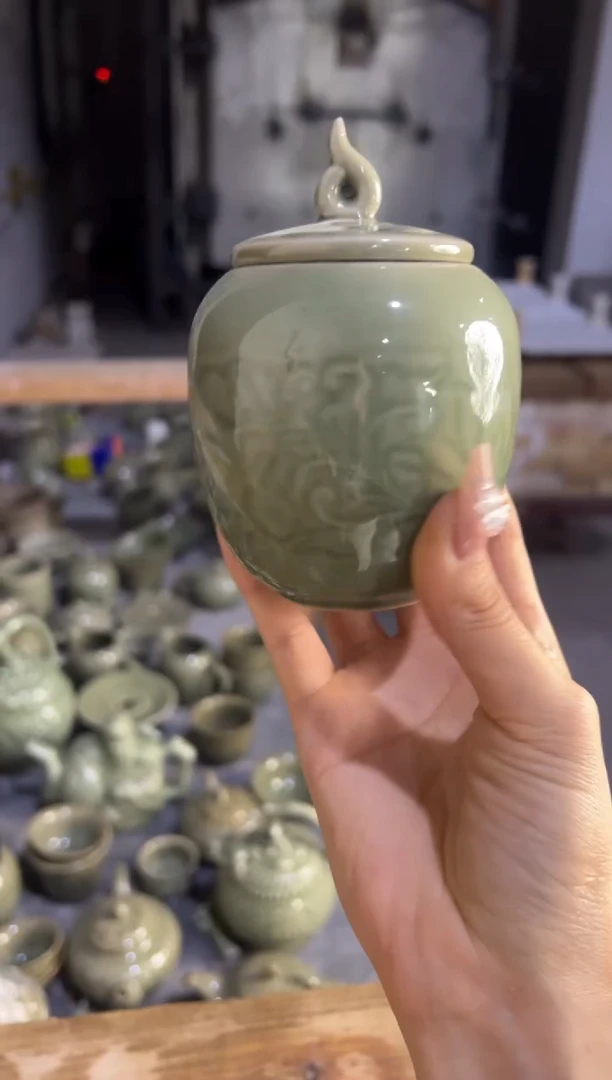 微瑕耀州窑莲纹茶叶罐