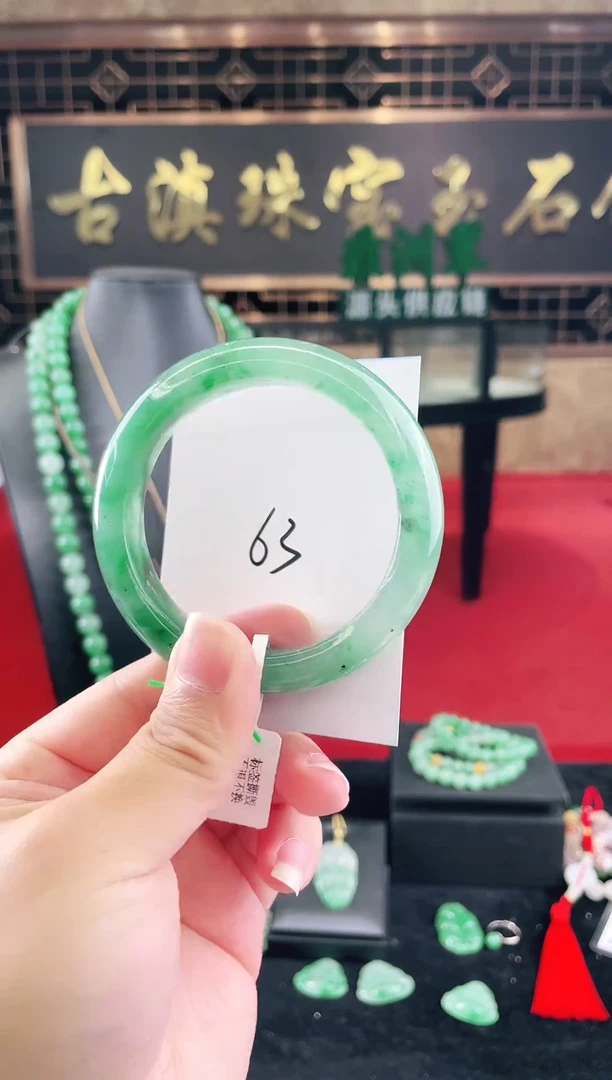 未镶嵌手镯石英质玉（非洲翠）微瑕一经发货运费不退介意勿拍