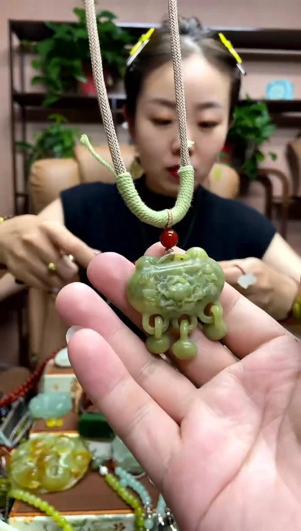 未镶嵌岫玉吊坠`
