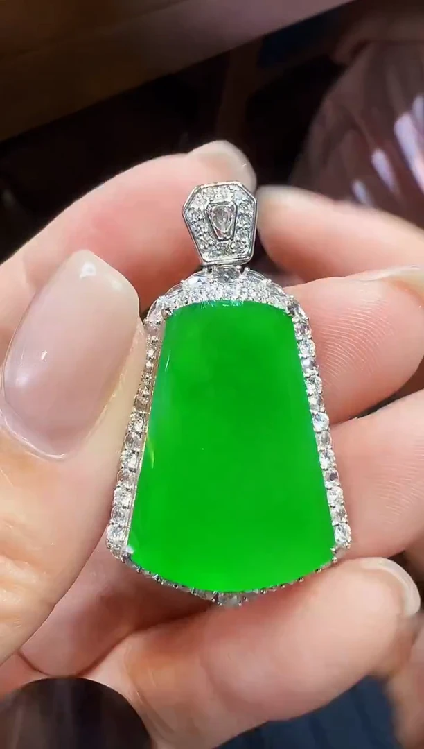 颈饰18K金镶嵌翡翠无事牌