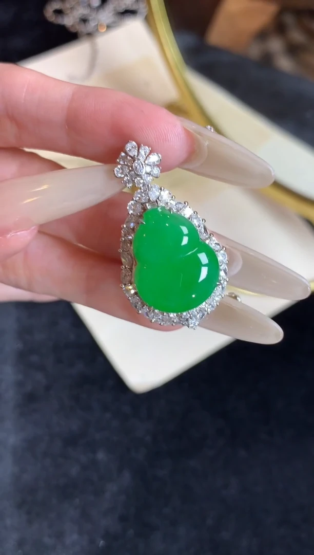 颈饰18K金镶嵌翡翠翡翠葫芦