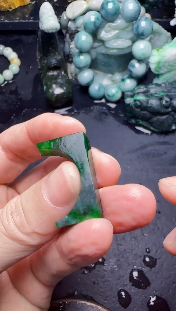 颈饰未镶嵌翡翠像**月61