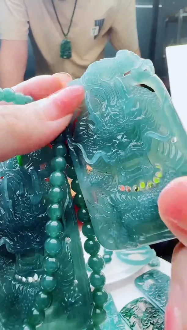 翡翠未镶嵌颈饰多样性发货其中一件