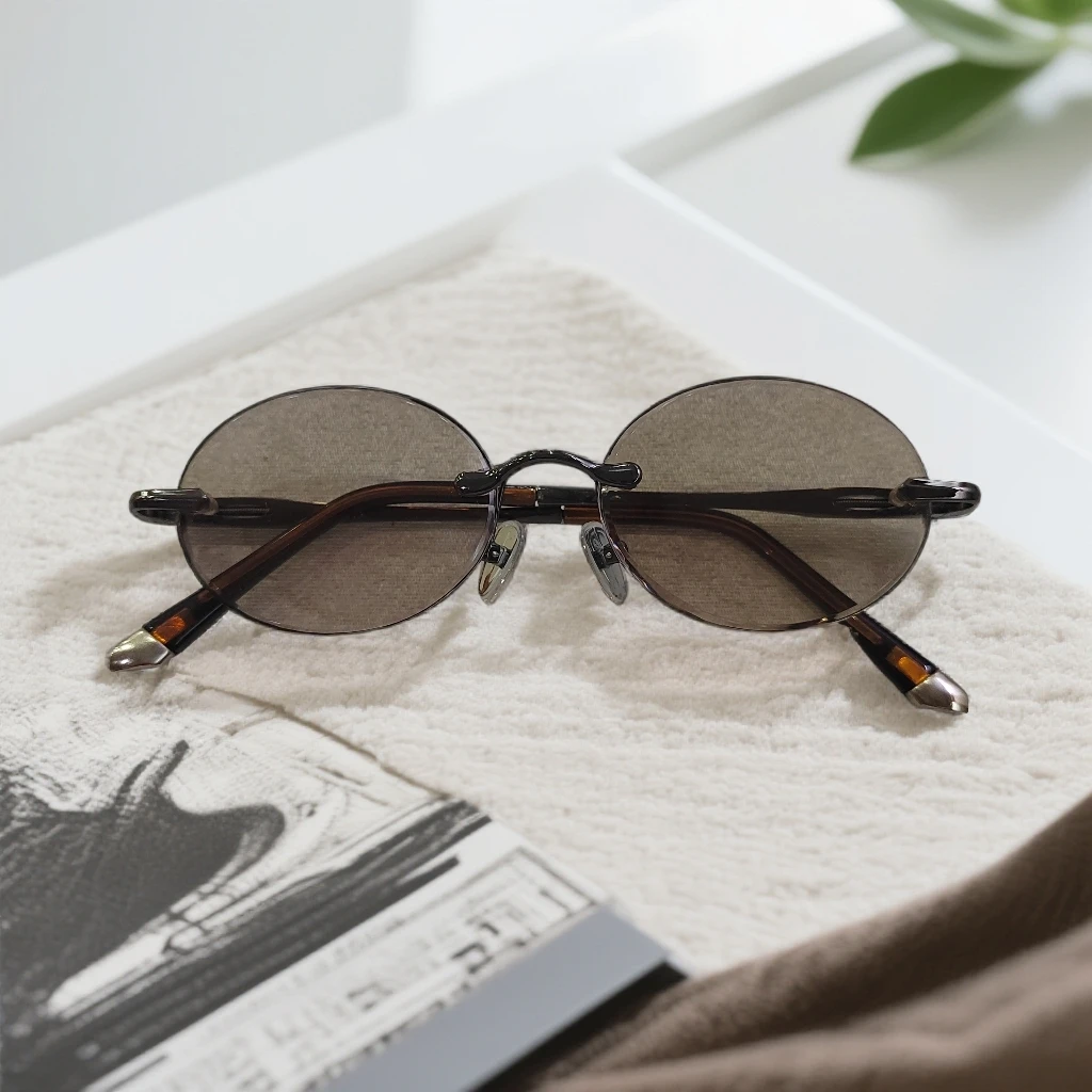 椭圆形淡茶色眼镜上下尺寸4.0cm左右尺寸5.2cm镜片厚度3.1mm