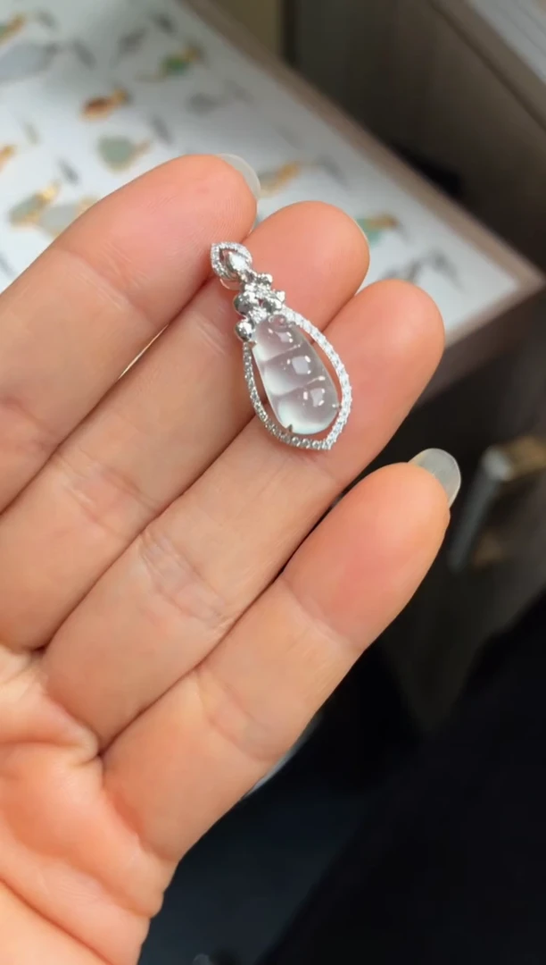 颈饰18K金镶嵌翡翠天然翡翠A货