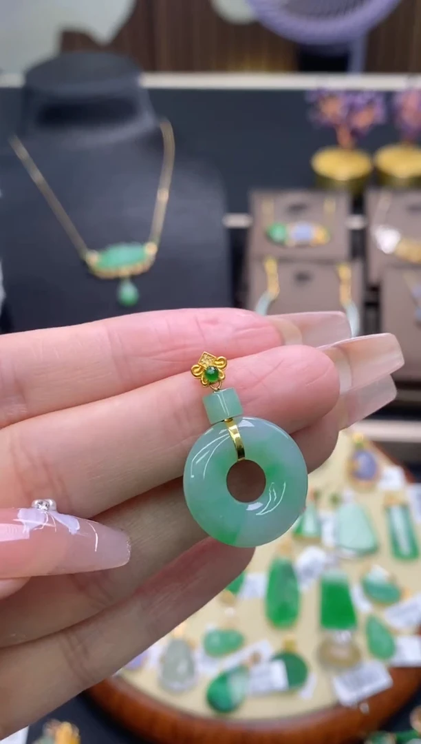 【闪购商品】翡翠颈饰18K金镶嵌净货18523