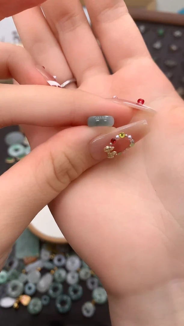 翡翠未镶嵌颈饰哥哥