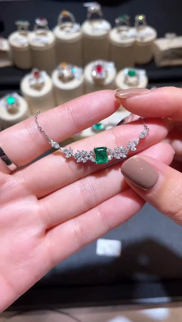 颈饰18K金镶嵌祖母绿1.03ct