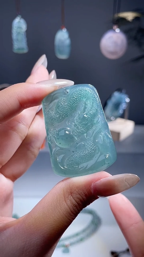 颈饰未镶嵌翡翠龙牌