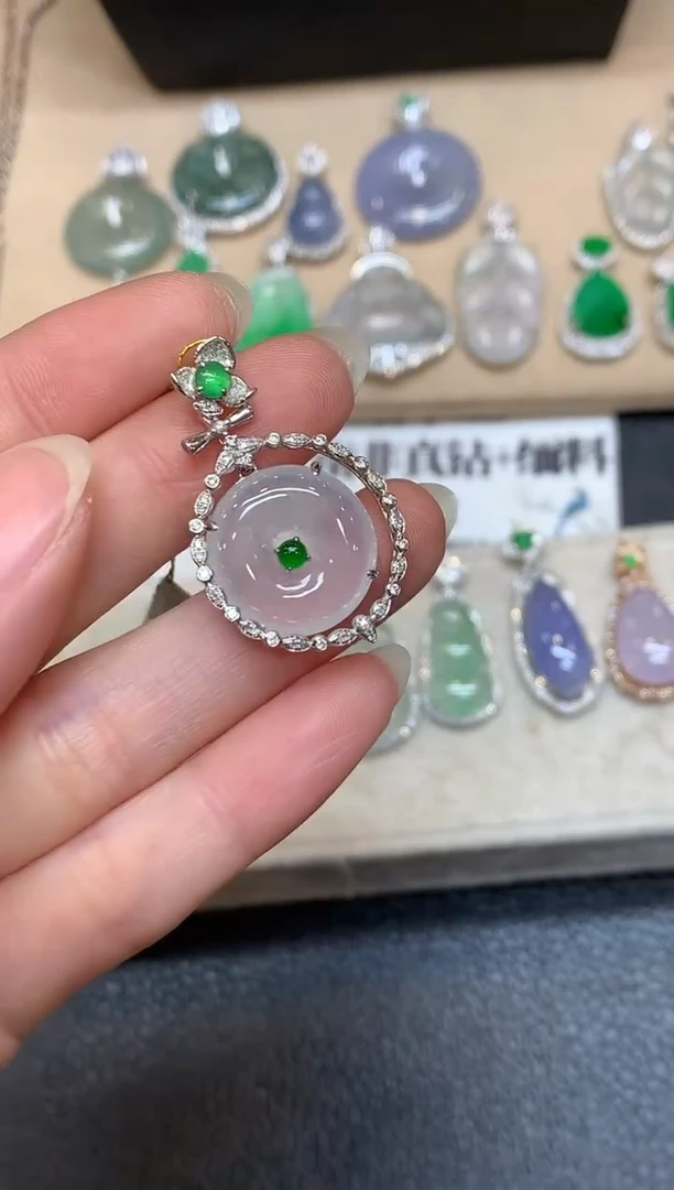 颈饰18K金镶嵌翡翠平安扣【无服务费