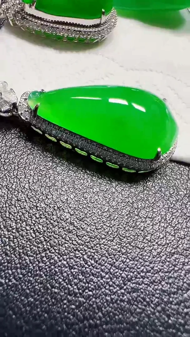 颈饰18K金镶嵌翡翠瓜