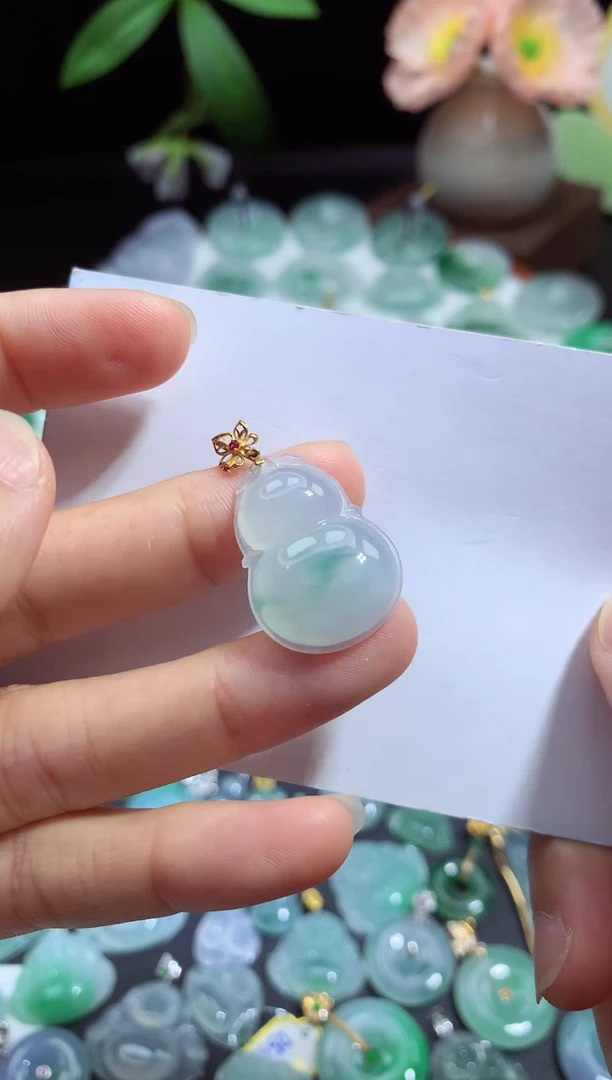 翡翠未镶嵌颈饰葫芦