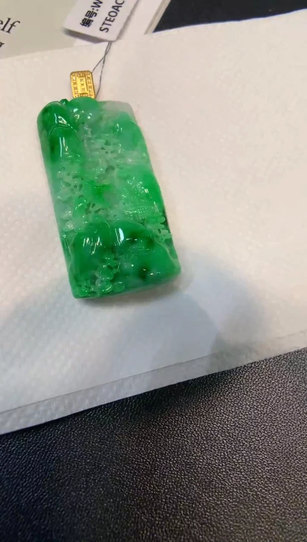 颈饰18K金镶嵌翡翠山水牌