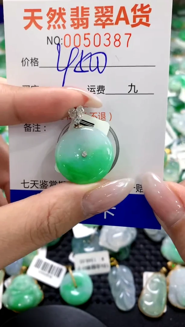 翡翠18K金镶嵌颈饰1111111111111111