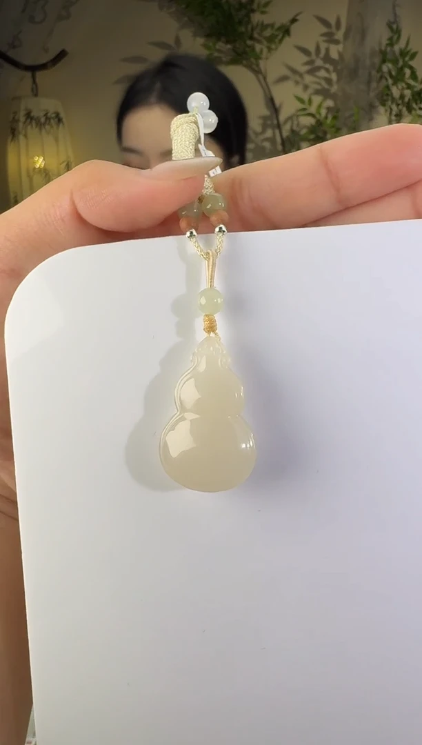 和田玉未镶嵌颈饰藕粉葫芦