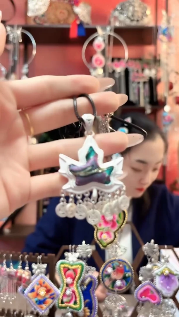 织绣云织谣民族风精美饰品   463