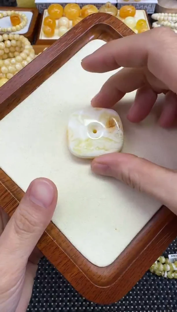 裸石琥珀未镶嵌宝衡 无双 焦皮漆顶粉沁拉丝方扣 手工制