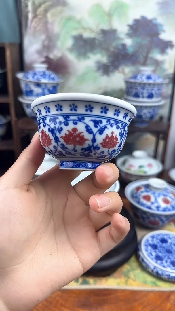 陶瓷青花釉里红缠枝莲小压手杯
