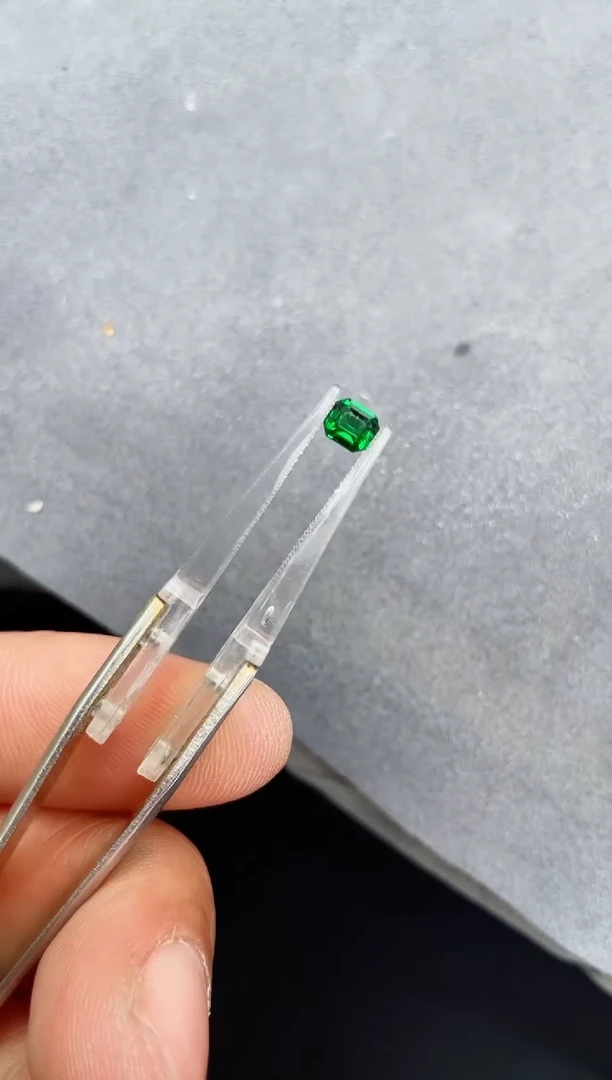 未镶嵌裸石石榴石（沙弗莱）0.5ct