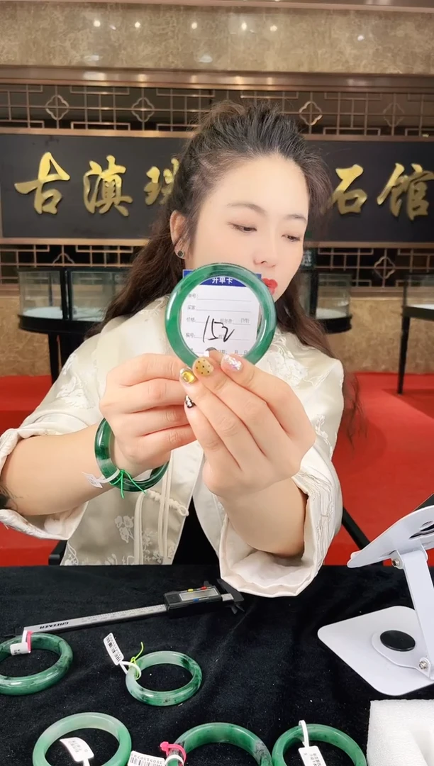 未镶嵌手镯石英质玉（非洲翠）微瑕，一经发货，运费不退介意勿拍