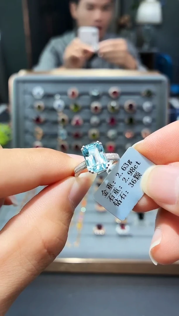 18K金镶嵌戒指海蓝宝石2.98配钻