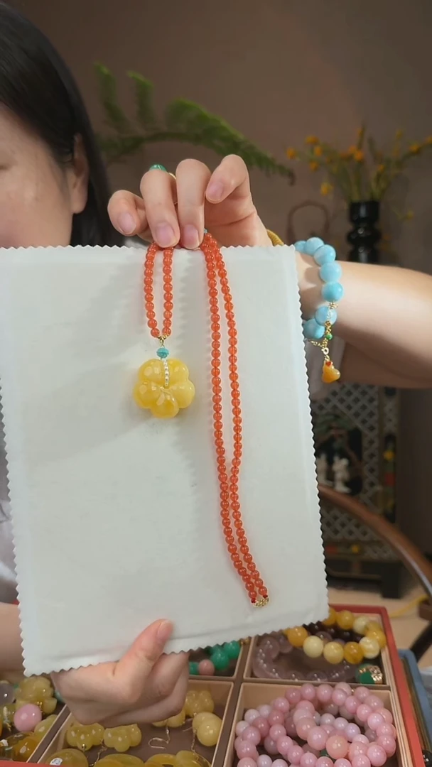 蜜蜡吊坠(赠链)18K金镶嵌天然蜜蜡小花吊坠赠项链