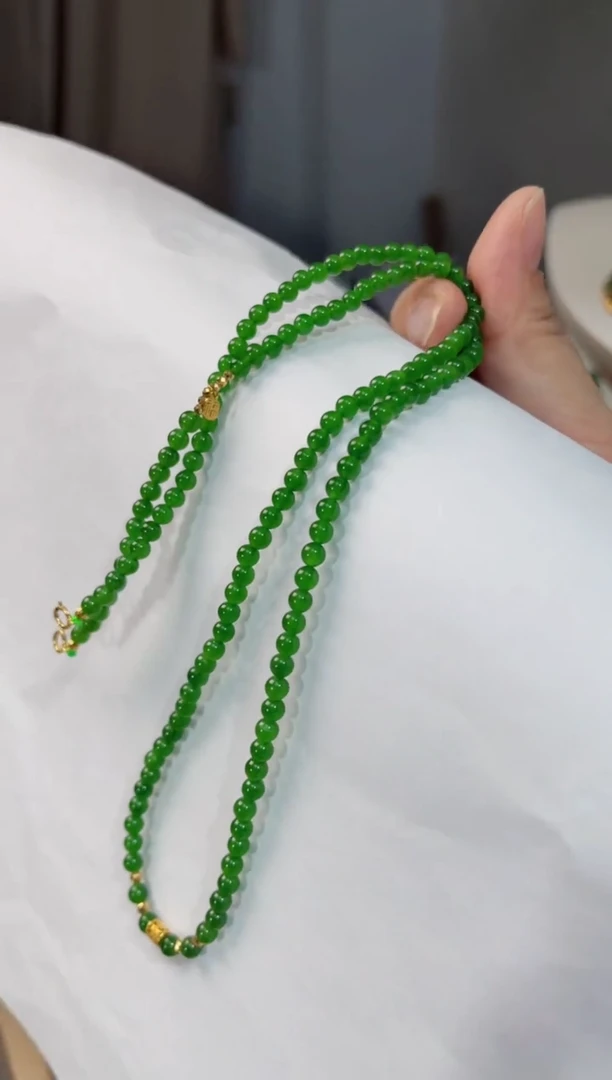 颈饰18K金镶嵌和田玉设计款 4mm