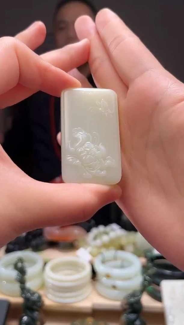 颈饰未镶嵌和田玉吊坠