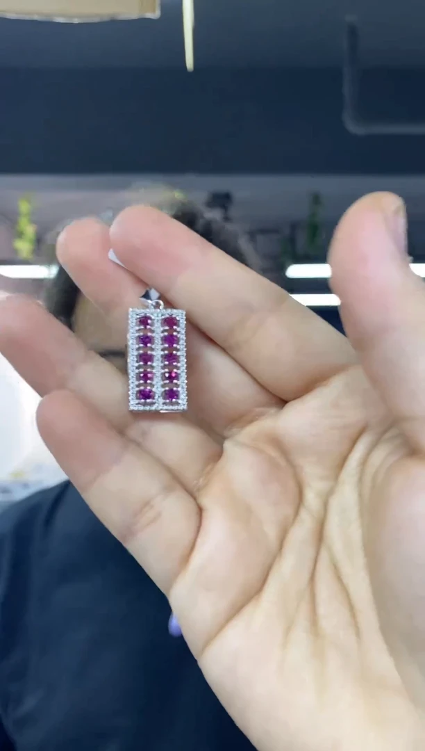 颈饰未镶嵌石榴石多样性发其一颜色微差