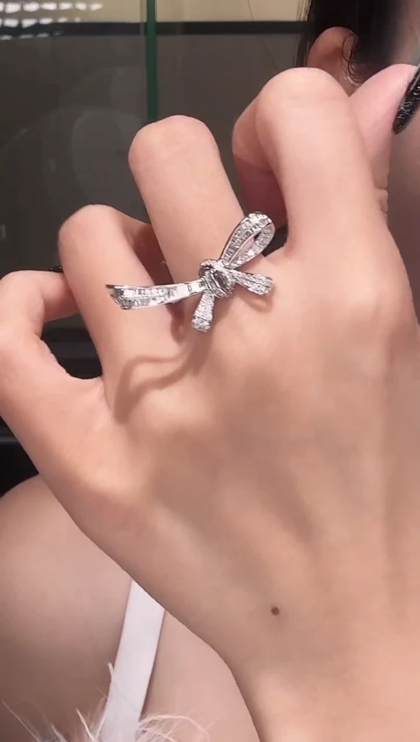 18K金镶嵌戒指钻石丝带蝴蝶结钻石戒指