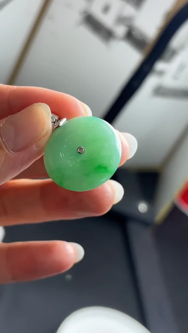 颈饰18K金镶嵌翡翠平安扣