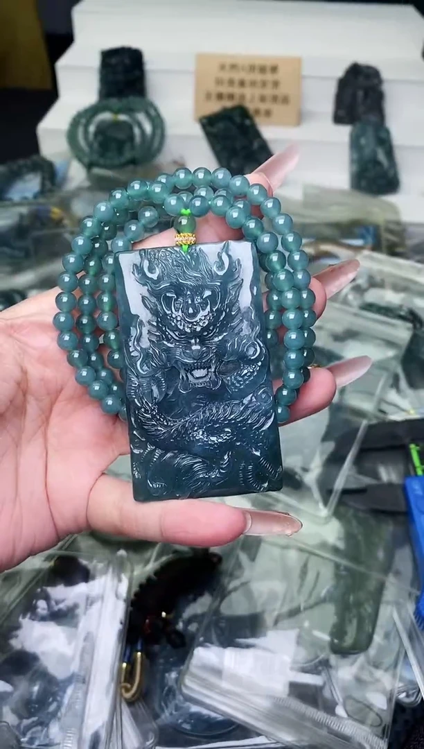 颈饰未镶嵌翡翠